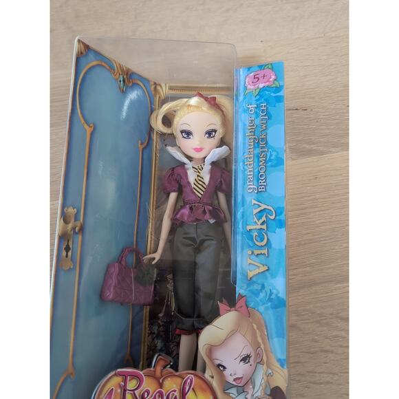 Regal Academy Doll Vicky (Broomstick) Granddaughter Of Witch New In Box - Picture 7 of 7